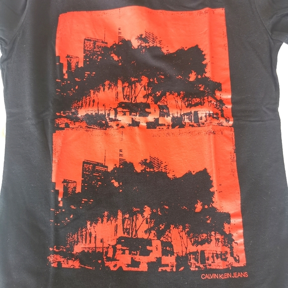 New Calvin Klein T-shirt - Picture 2 of 5
